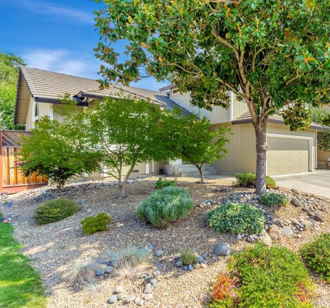 Photo of 9525 Camelot Drive, Windsor, CA 95492 (MLS # 325080427)