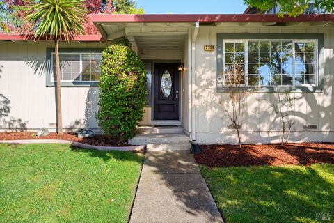 Photo of 2309 Parkwood Court, Santa Rosa, CA 95409 (MLS # 325099668)