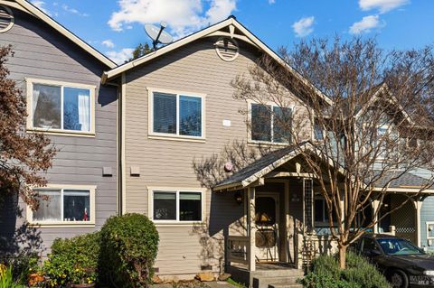 Photo of 12 Rain Tree Court, Petaluma, CA 94952 (MLS # 326009295)
