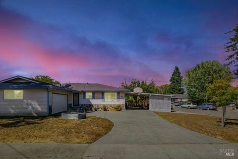 Photo of 7840 Bernice Court, Rohnert Park, CA 94928 (MLS # 325065902)