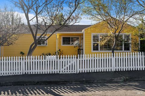 Photo of 201 Triplett Drive, Cloverdale, CA 95425 (MLS # 326019922)