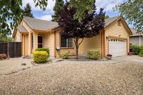 Photo of 355 Sugar Maple Lane, Windsor, CA 95492 (MLS # 325050981)
