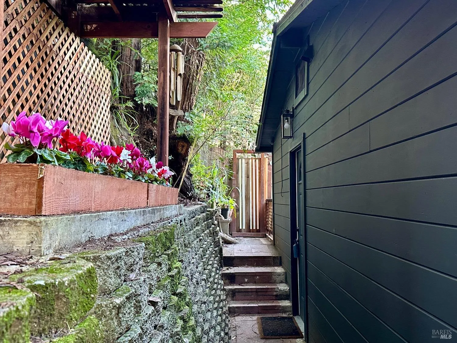 Guerneville, California 95446, United States, 2 Bedrooms Bedrooms, ,2 BathroomsBathrooms,Residential,Contingent,86658