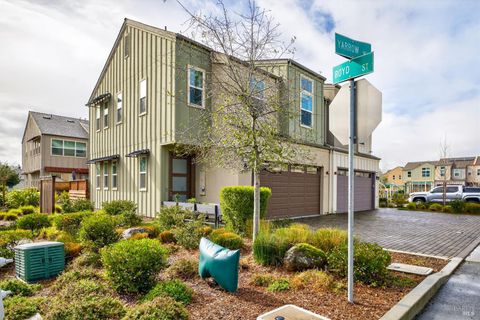 Photo of 48 Yarrow Way, Santa Rosa, CA 95407 (MLS # 326009935)