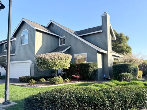Photo of 13 Heron Court, San Rafael, CA 94901 (MLS # 326018480)