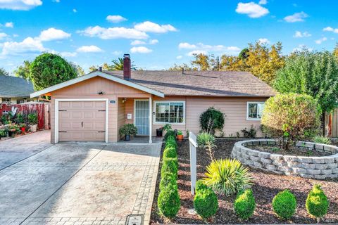 Photo of 729 Georgia Way, Fairfield, CA 94533 (MLS # 325090960)
