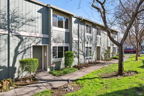 Photo of 118 Oliva Court #C, Novato, CA 94947 (MLS # 326015620)