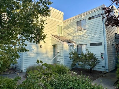 Photo of 172 Courtyards East, Windsor, CA 95492 (MLS # 325088811)