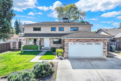 Photo of 116 Alturas Court, Vacaville, CA 95688 (MLS # 326018604)
