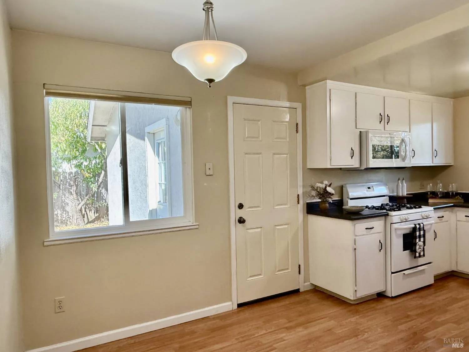 Santa Rosa, California 95401, United States, 3 Bedrooms Bedrooms, ,2 BathroomsBathrooms,Residential,Active,230485