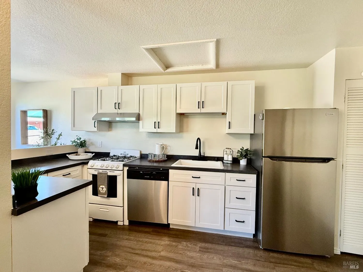 Santa Rosa, California 95407, United States, 3 Bedrooms Bedrooms, ,2 BathroomsBathrooms,Residential,Active,174550