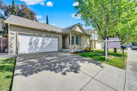 Photo of 329 Ridgecrest Circle, Suisun City, CA 94585 (MLS # 326016386)