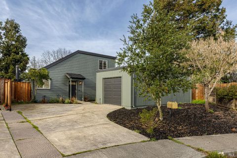 Photo of 125 Saratoga Court, Petaluma, CA 94954 (MLS # 326008153)