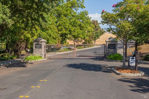 Photo of 2030 Pinecrest Court, Vacaville, CA 95688 (MLS # 326019347)