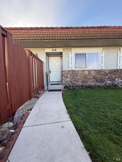 Photo of 618 Yellowstone Drive, Vacaville, CA 95687 (MLS # 326020391)