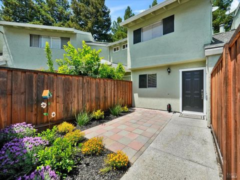 Photo of 576 Racquet Club Circle, Rohnert Park, CA 94928 (MLS # 325051564)