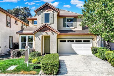 Photo of 571 Citrine Circle, Fairfield, CA 94534 (MLS # 325089336)