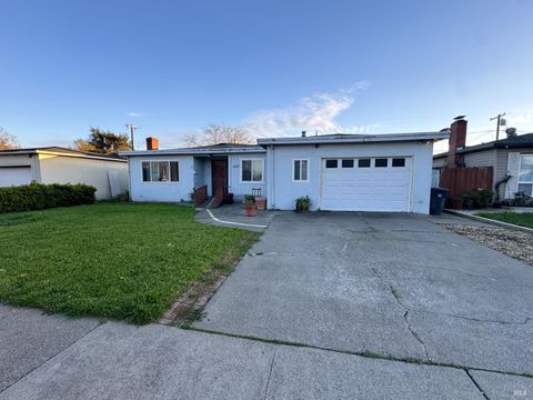 Photo of 1417 Hawaii Street, Fairfield, CA 94533 (MLS # 326013791)