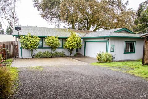 Photo of 424 Mason Street, Healdsburg, CA 95448 (MLS # 325103309)