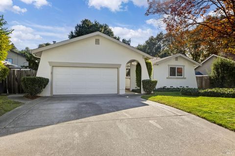 Photo of 729 Brookside Drive, Vacaville, CA 95688 (MLS # 325101379)