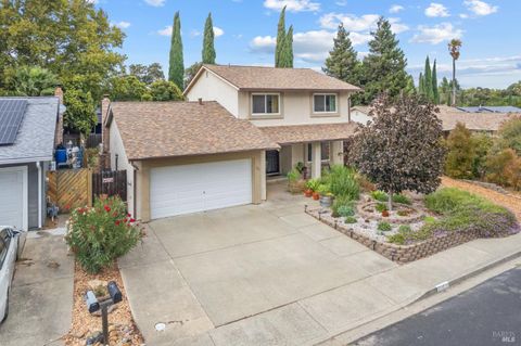 Photo of 731 La Cruz Lane, Vacaville, CA 95687 (MLS # 325084105)