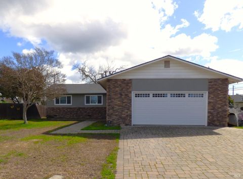 Photo of 627 Shasta Court, Dixon, CA 95620 (MLS # 326013384)