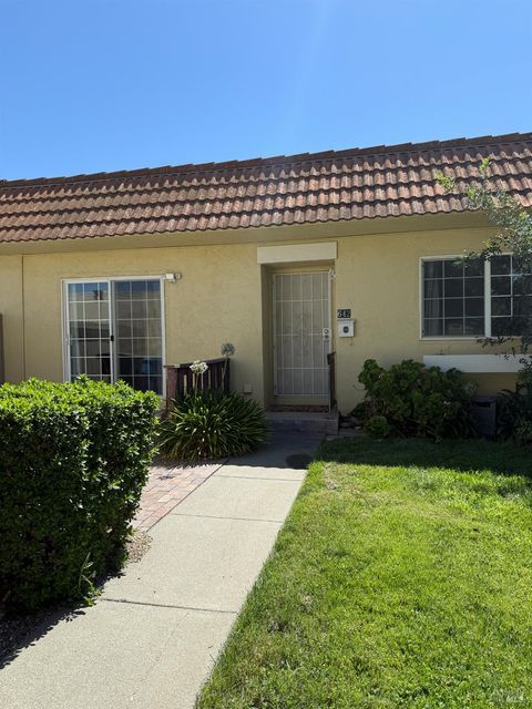 Photo of 642 Yellowstone Drive, Vacaville, CA 95687 (MLS # 325072561)