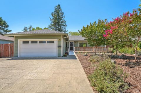 Photo of 486 Landsdown Circle, Rohnert Park, CA 94928 (MLS # 325073590)