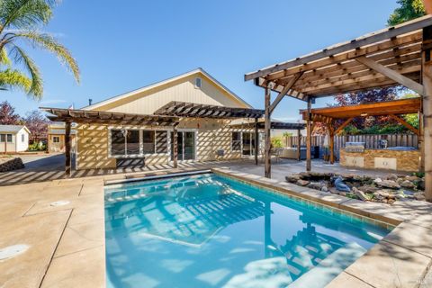 Photo of 311 Laurel Court, Cloverdale, CA 95425 (MLS # 325091660)