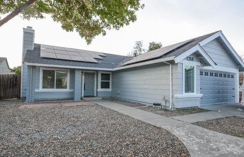 Photo of 1314 Lois Lane, Suisun City, CA 94585 (MLS # 325093621) Photo of 1314 Lois Lane, Suisun City, CA 94585 (MLS # 325093621)