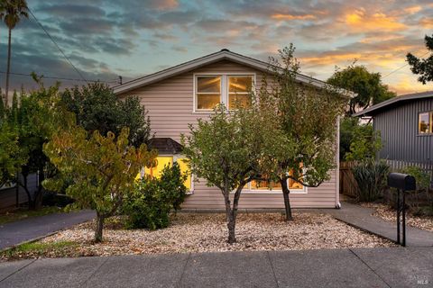 Photo of 820 Brown Street, Healdsburg, CA 95448 (MLS # 325085776)