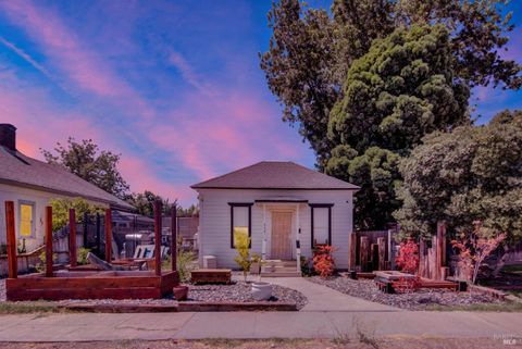 Photo of 512 Davis Street, Vacaville, CA 95688 (MLS # 325074263)