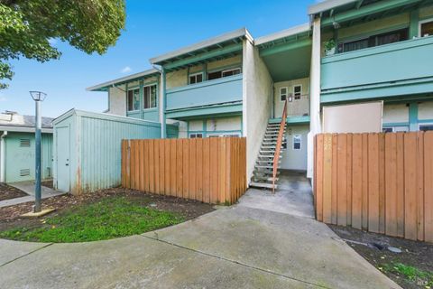 Photo of 423 Gregory Lane #28, Fairfield, CA 94533 (MLS # 326018743)
