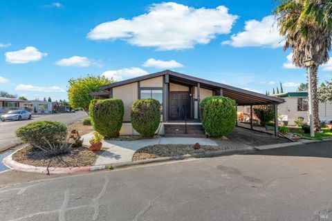 Photo of 76 Lemon Tree Circle, Vacaville, CA 95687 (MLS # 326002200)