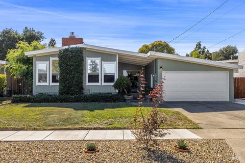 Photo of 429 Greenbach Street, Napa, CA 94559 (MLS # 325077042)