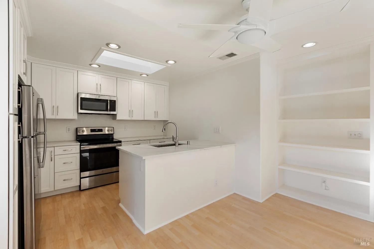 Novato, California 94947, United States, 2 Bedrooms Bedrooms, ,1 BathroomBathrooms,Residential,Pending,114221