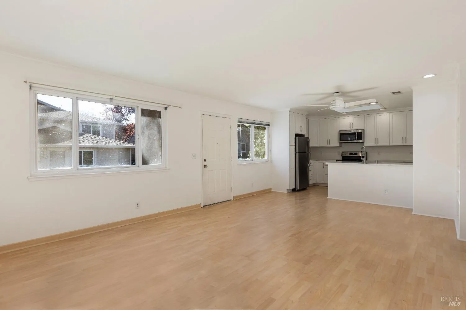 Novato, California 94947, United States, 2 Bedrooms Bedrooms, ,1 BathroomBathrooms,Residential,Pending,114221