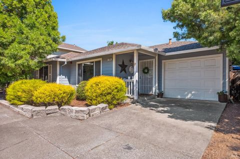 Photo of 118 Garden Circle Way, Cloverdale, CA 95425 (MLS # 325091722)