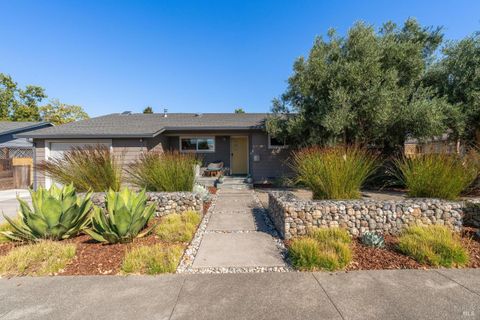 Photo of 804 Josephine Lane, Healdsburg, CA 95448 (MLS # 325095702)
