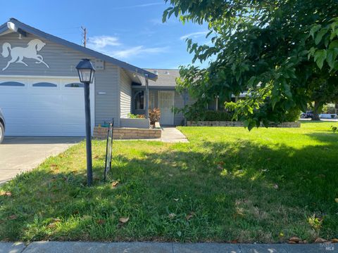 Photo of 101 Mckinley Circle, Vacaville, CA 95687 (MLS # 325071379)