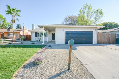 Photo of 905 W F Street, Dixon, CA 95620 (MLS # 326021999)