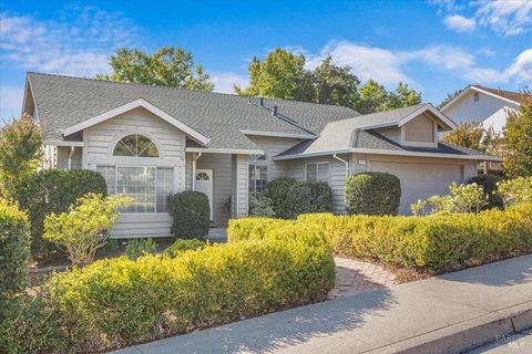 Photo of 421 Tee Drive, Healdsburg, CA 95448 (MLS # 325078091)