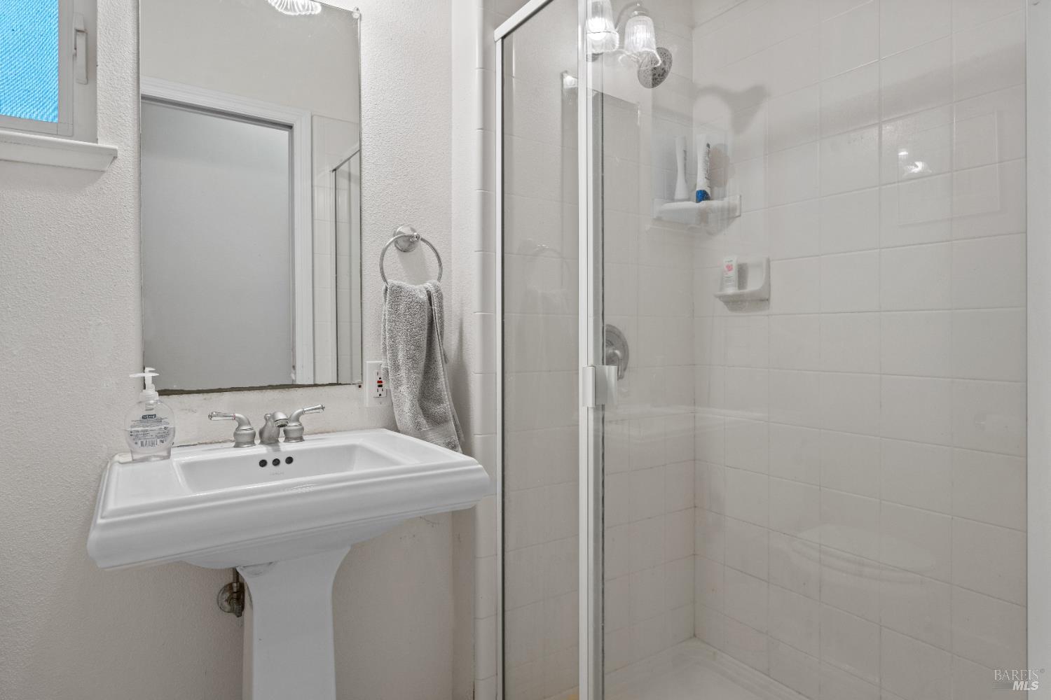 Hopland, California, 95449, United States, 3 Bedrooms Bedrooms, ,2 BathroomsBathrooms,Residential,Active,1821945