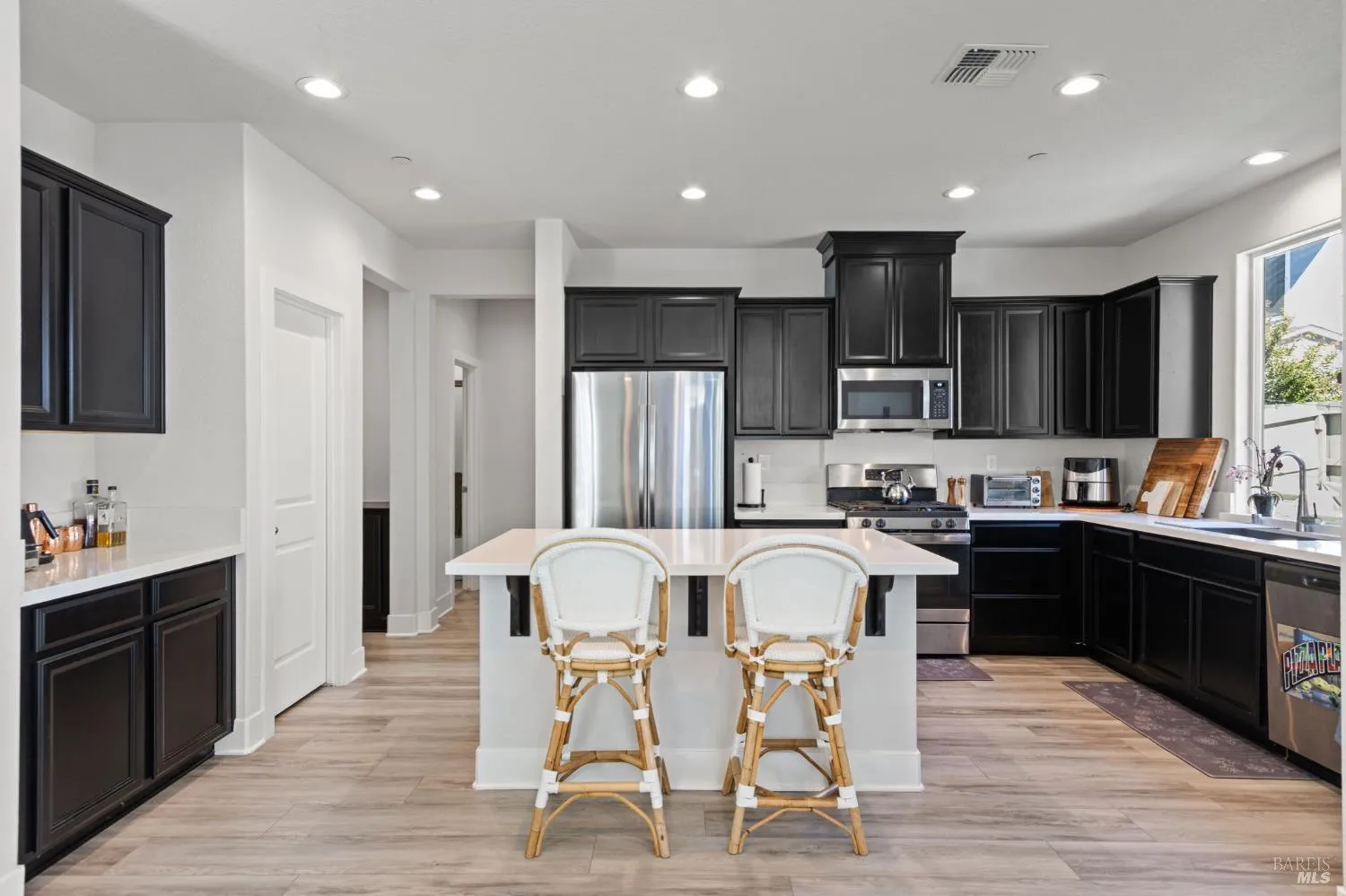 Vacaville, California 95687, United States, 4 Bedrooms Bedrooms, ,3 BathroomsBathrooms,Residential,Active,237096