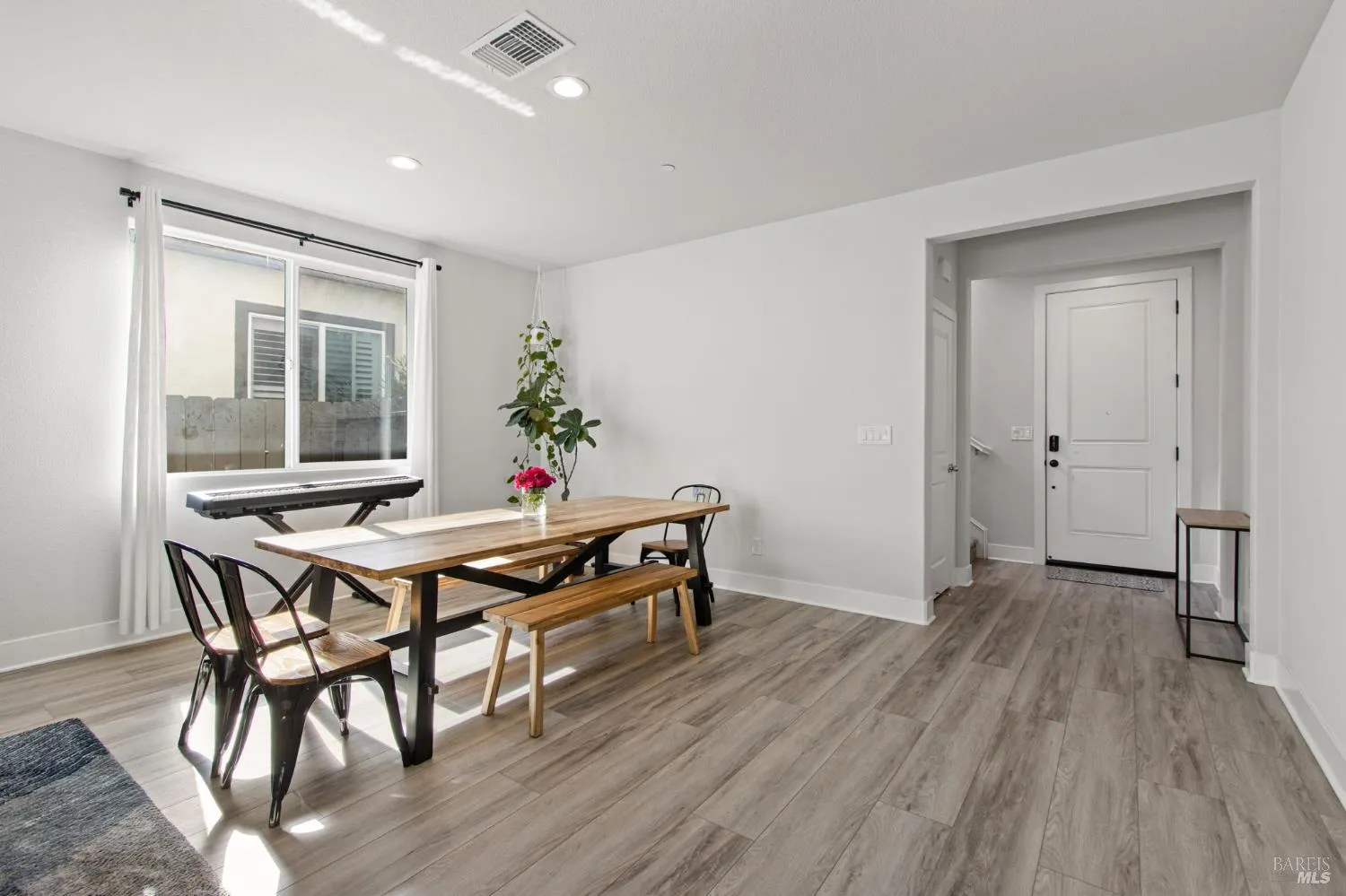 Vacaville, California 95687, United States, 4 Bedrooms Bedrooms, ,3 BathroomsBathrooms,Residential,Active,237096