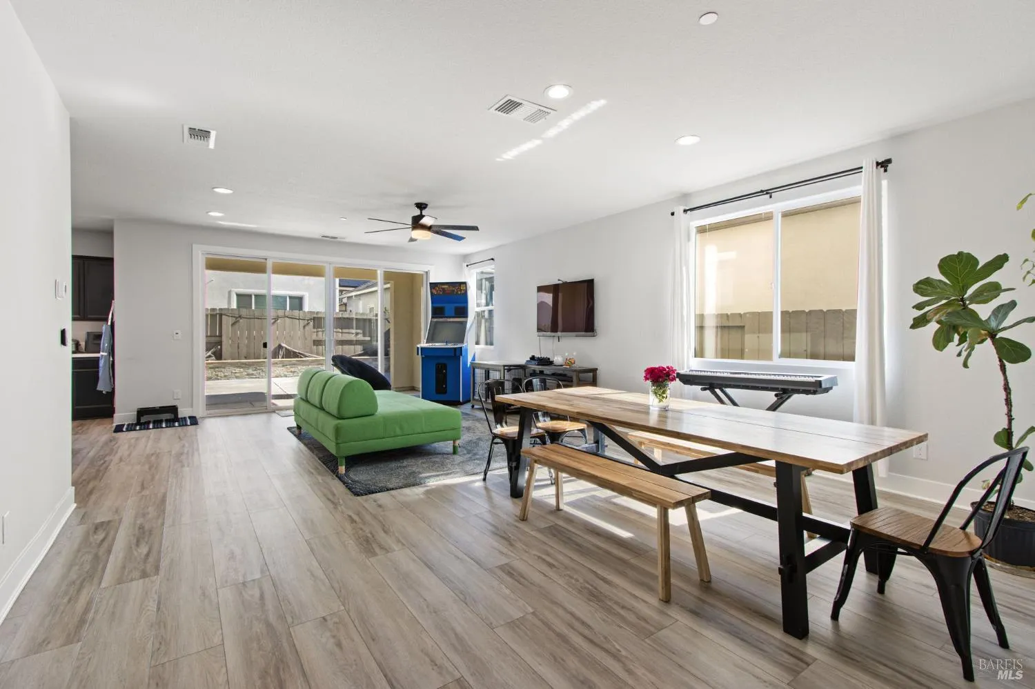 Vacaville, California 95687, United States, 4 Bedrooms Bedrooms, ,3 BathroomsBathrooms,Residential,Active,237096