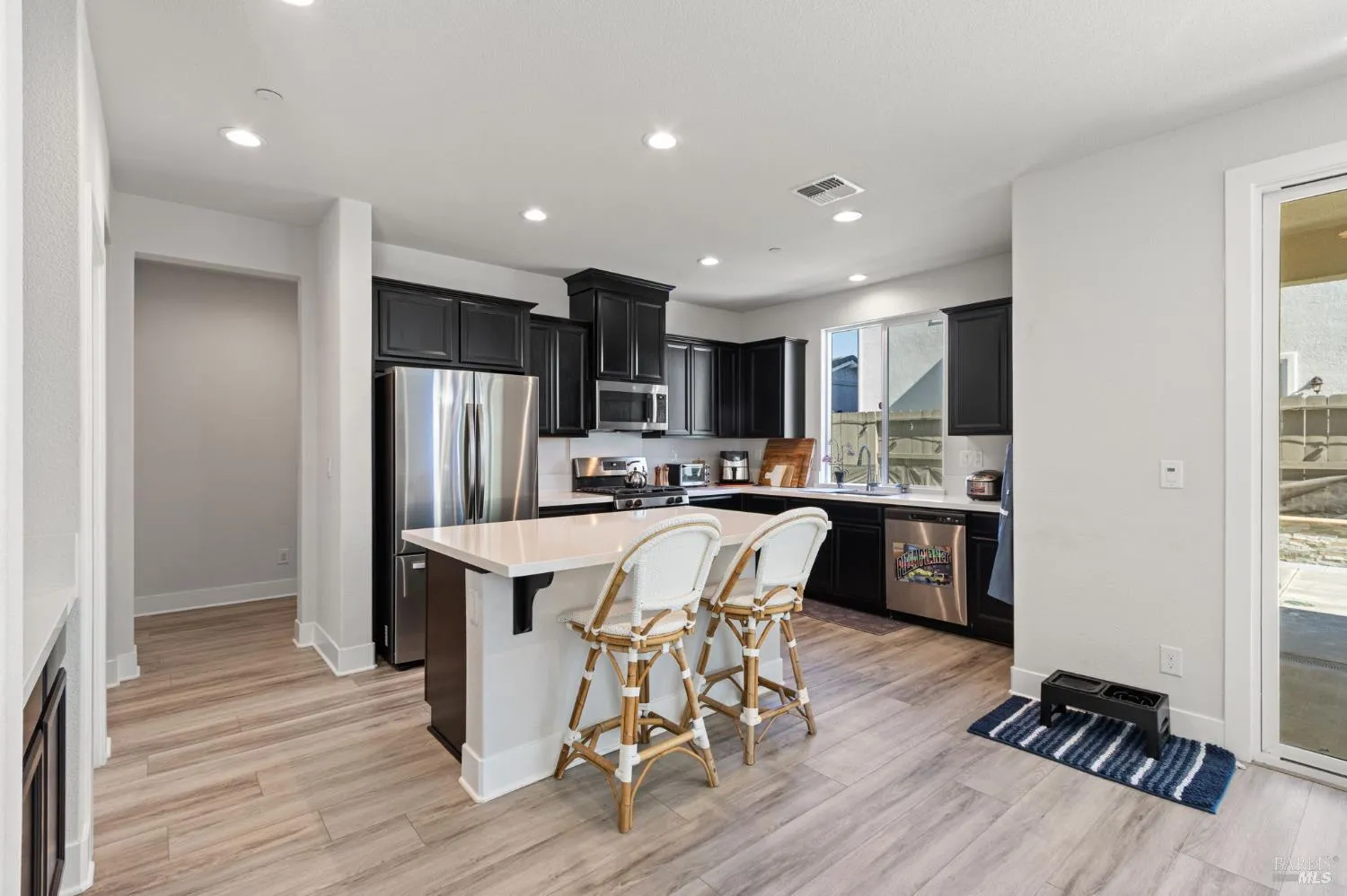 Vacaville, California 95687, United States, 4 Bedrooms Bedrooms, ,3 BathroomsBathrooms,Residential,Active,237096