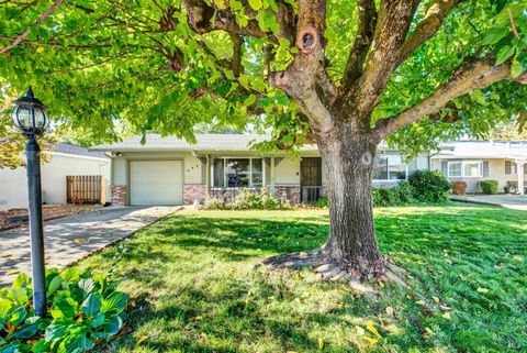 Photo of 171 Mckinley Circle, Vacaville, CA 95687 (MLS # 325094630)