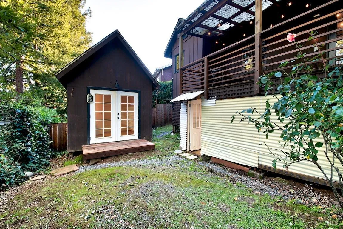 Fairfax, California 94930, United States, 1 Bedroom Bedrooms, ,2 BathroomsBathrooms,Residential,Pending,8788