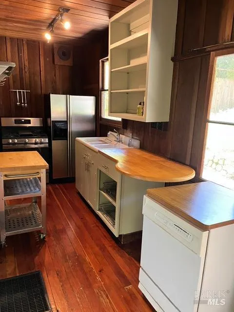 Fairfax, California 94930, United States, 1 Bedroom Bedrooms, ,2 BathroomsBathrooms,Residential,Pending,8788